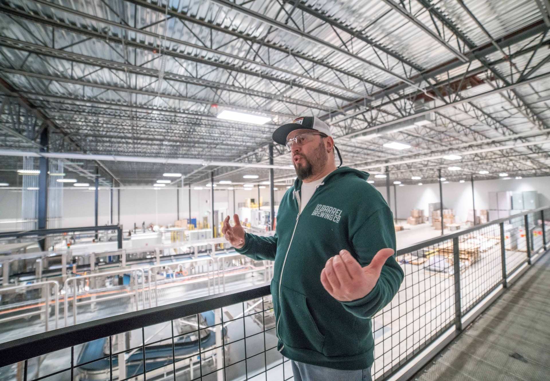 手すりの近くにいて手を広げる男性