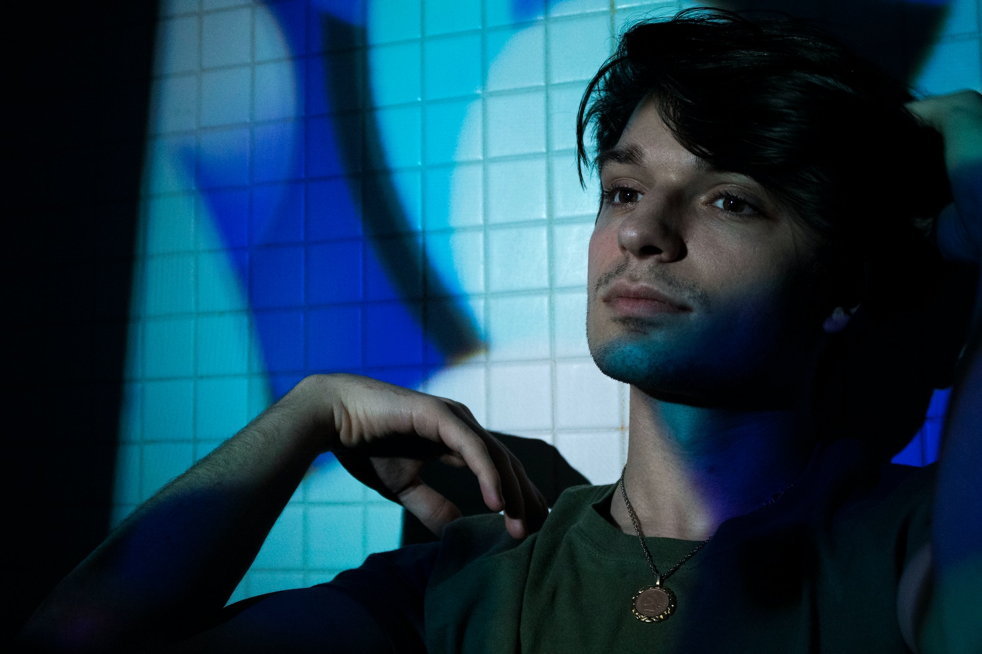 薄暗い部屋にたたずむ男性